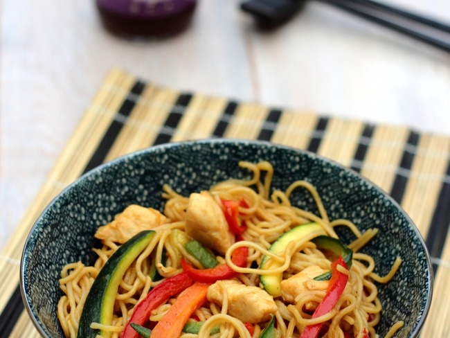 Wok aux légumes croquants, nouilles, poulet et sauce teriyaki - Recette