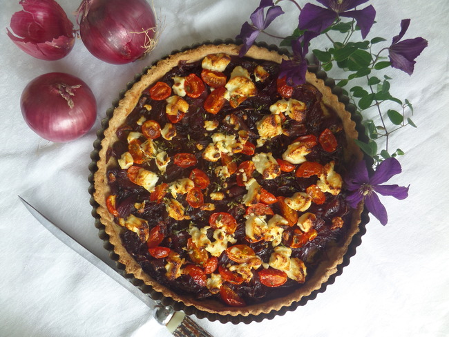 Tarte aux oignons rouges caramélisés au balsamique, aux tomates et ...