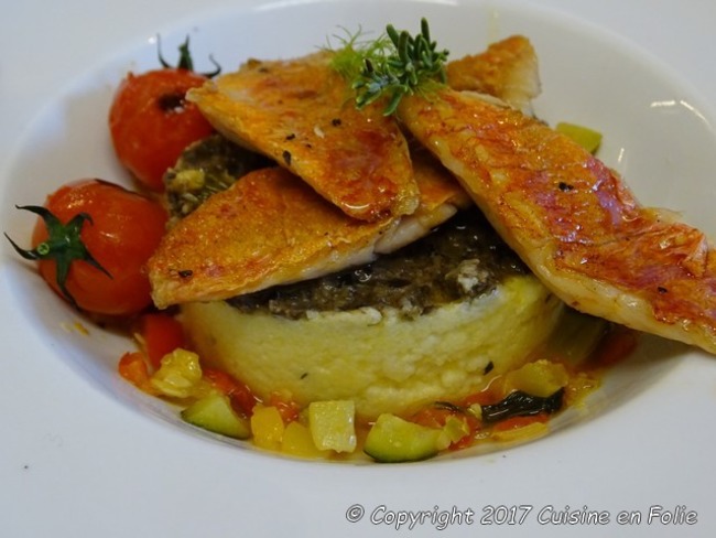 Filets de rouget à la plancha, tomates cerises, polenta crémeuse