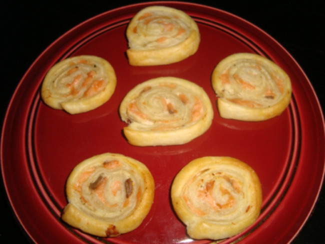 Roulé feuilleté apéritif au fromage ail et fines herbes et au saumon ...
