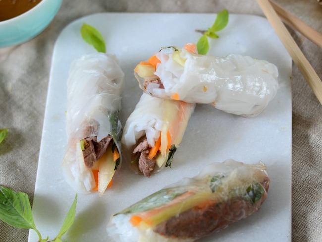 Rouleau de printemps au boeuf, basilic thaï et sauce cacahuète