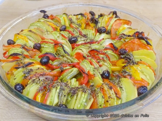 Tian de courgettes, pommes de terre, tomates, poivrons, herbes de