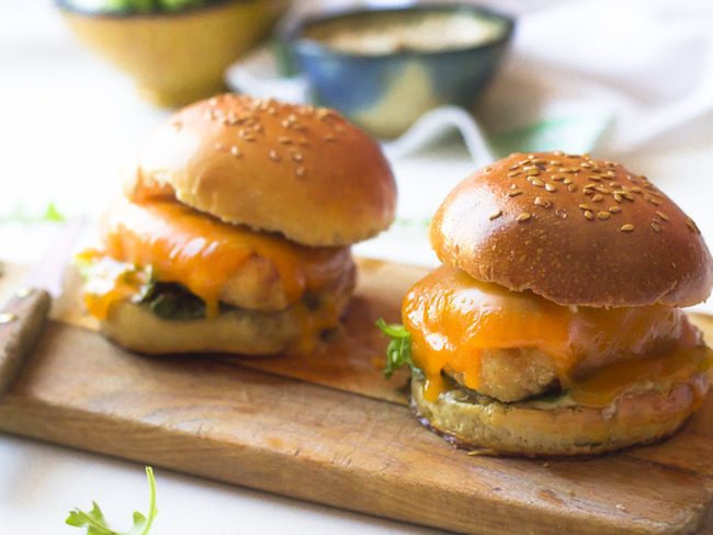Hamburger au poulet pané et sauce béarnaise - Recette par Contes et Délices